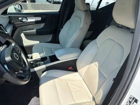 Used 2022 Volvo XC40 T4 Momentum FWD image 13