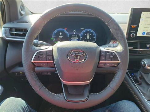 Used 2025 Toyota Sienna XLE Woodland Edition image 19