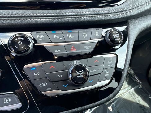 New 2025 Chrysler Pacifica Select FWD image 25