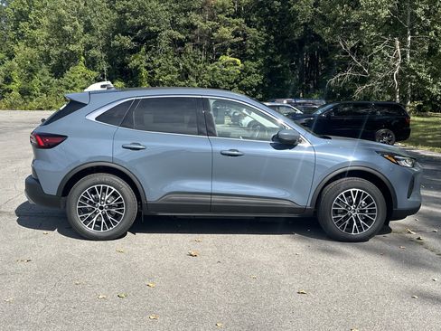 New 2025 Ford Escape SE image 12