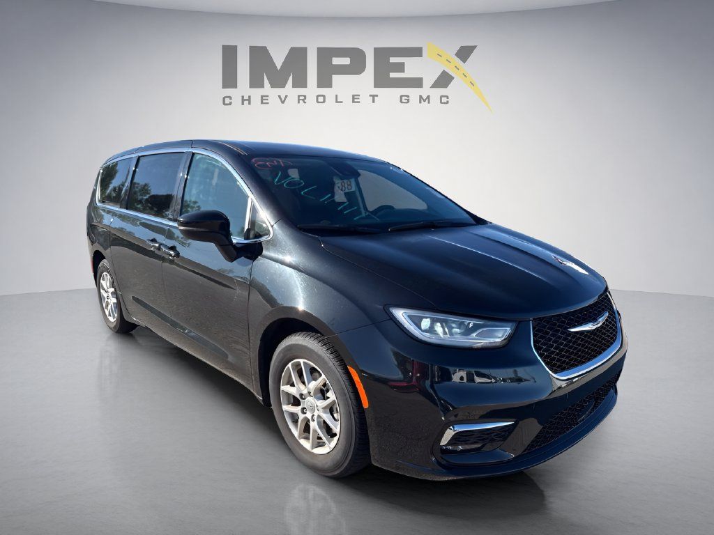 Used 2023 Chrysler Pacifica Touring-L FWD image 7