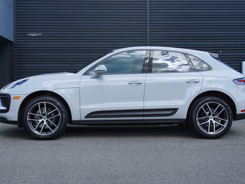 Certified 2024 Porsche Macan AWD/4WD image 2