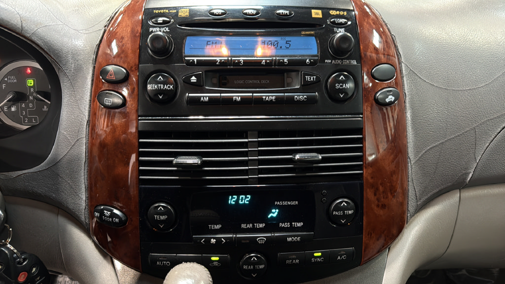 Used 2004 Toyota Sienna XLE w/ XLE Pkg 14 FWD image 19