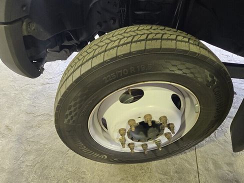 Used 2017 Ford F550 2WD Regular Cab Super Duty image 11