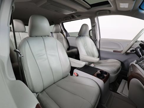 Used 2014 Toyota Sienna XLE w/ XLE Premium Package FWD image 24