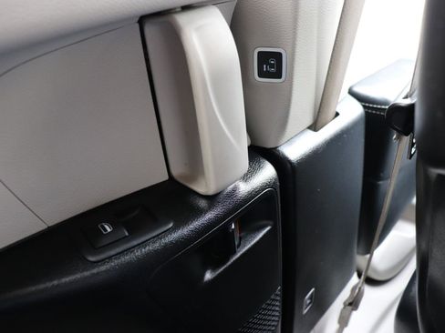 Used 2023 Chrysler Pacifica Touring-L image 26