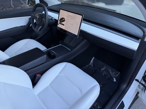 Used 2021 Tesla Model Y Long Range image 31