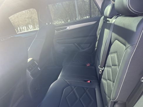 Certified 2025 Volkswagen Atlas Cross Sport SE w/ Panoramic Sunroof Package image 30