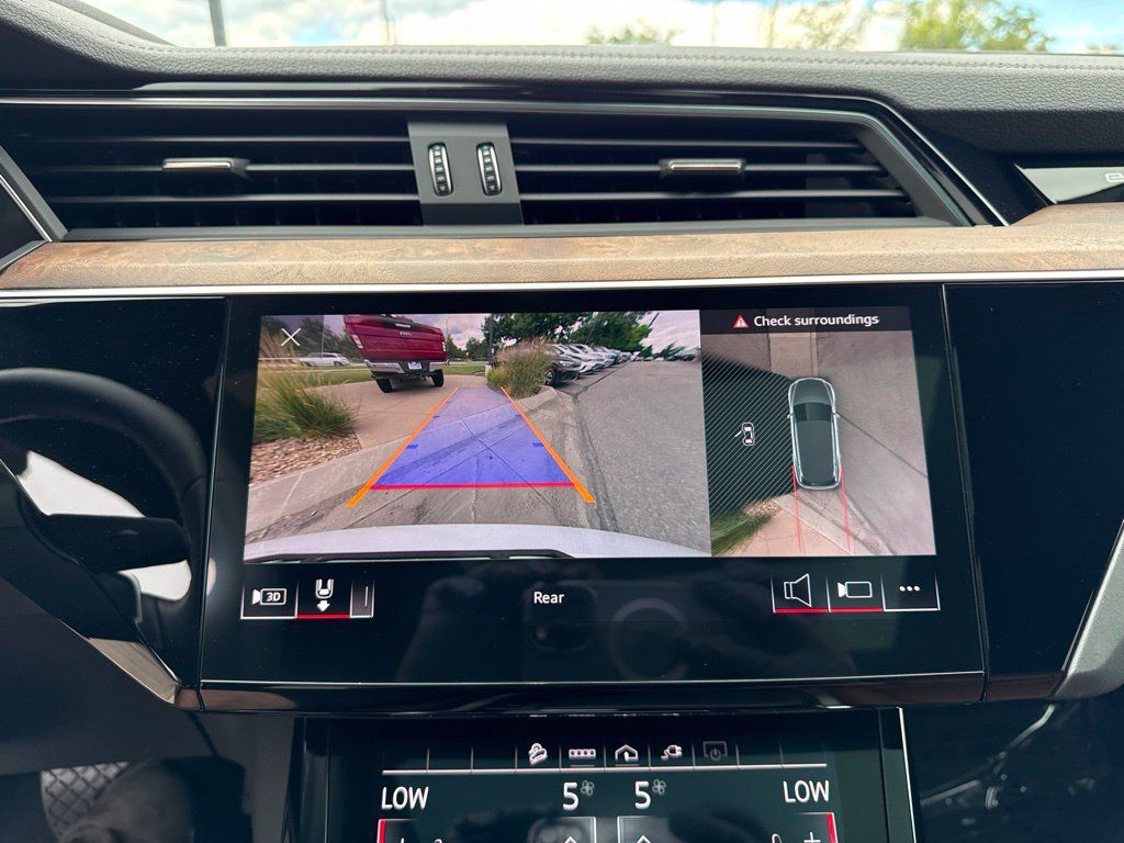 Used 2023 Audi e-tron Premium Plus w/ Premium Plus Package AWD/4WD image 20