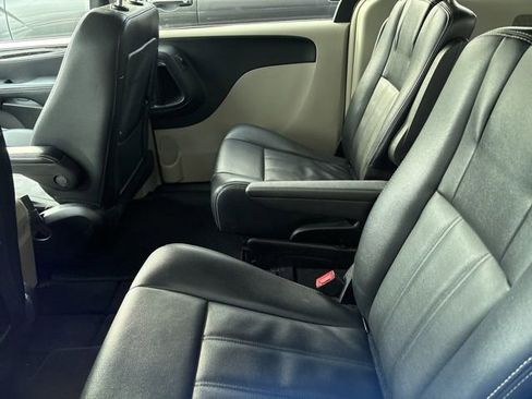 Used 2015 Chrysler Town & Country Touring FWD image 9