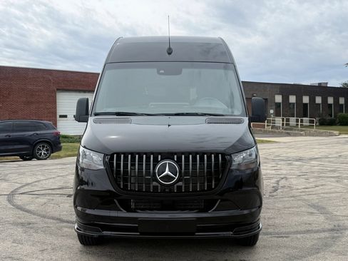 Used 2024 Mercedes-Benz Sprinter 2500 image 2