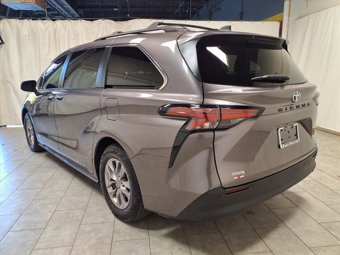 Certified 2021 Toyota Sienna XLE image 7