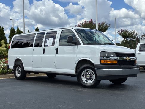 Used 2025 Chevrolet Express 3500 LT w/ LT Preferred Equipment Group RWD image 2
