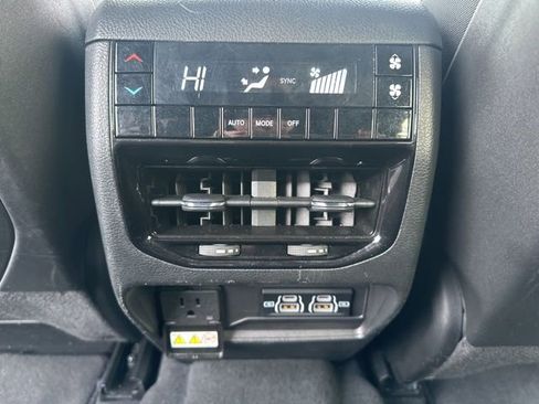 Used 2024 Jeep Grand Cherokee L Laredo image 28