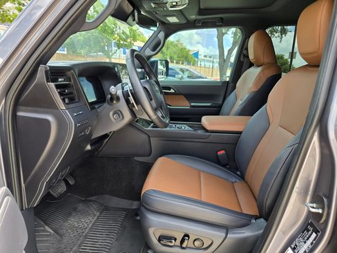 Used 2025 Lexus GX 550 w/ Cold Area Package AWD/4WD image 9