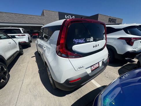 Used 2022 Kia Soul LX w/ Technology Package FWD image 3