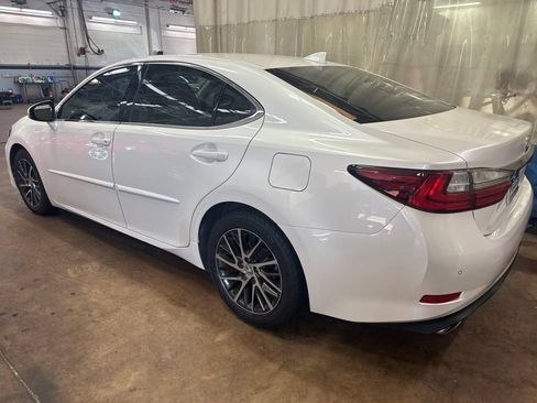 Used 2016 Lexus ES 350 w/ Luxury Package w/Wood Trim FWD image 4