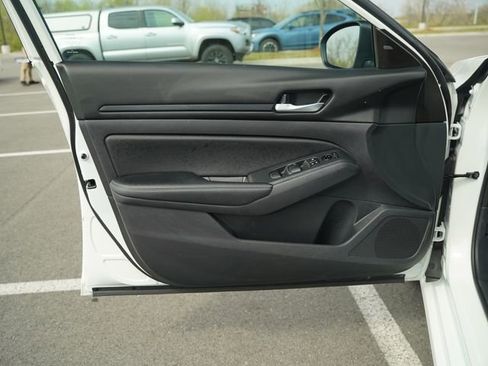 Used 2025 Nissan Altima 2.5 SV image 14