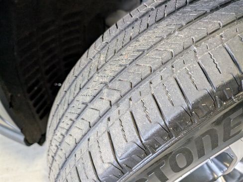 Used 2025 Toyota Highlander XLE image 16