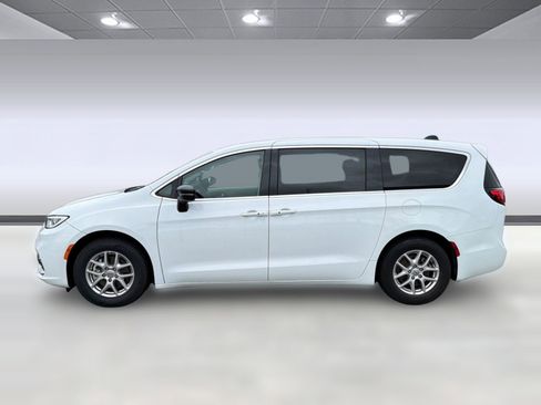Used 2024 Chrysler Pacifica Touring-L FWD image 2