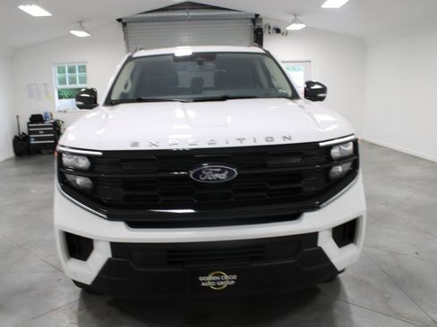 Used 2025 Ford Expedition Active AWD/4WD image 3
