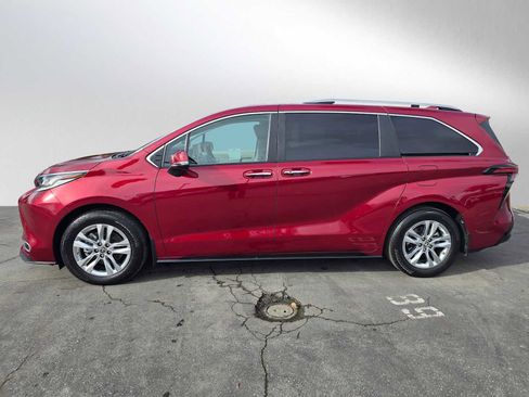 Used 2023 Toyota Sienna Limited image 6