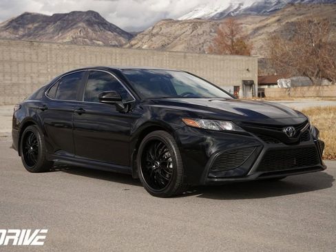 Used 2021 Toyota Camry SE image 1