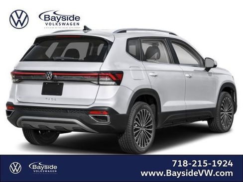 New 2026 Volkswagen Taos SE image 2