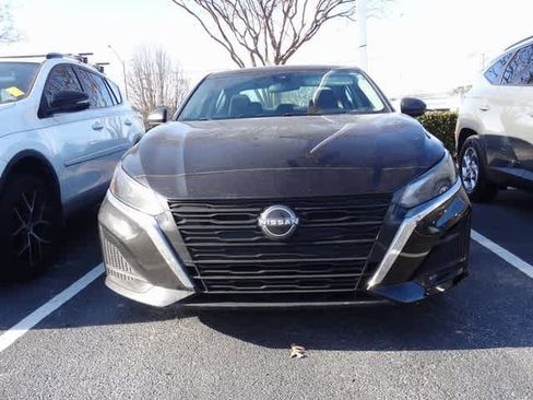Used 2024 Nissan Altima 2.5 SV image 2