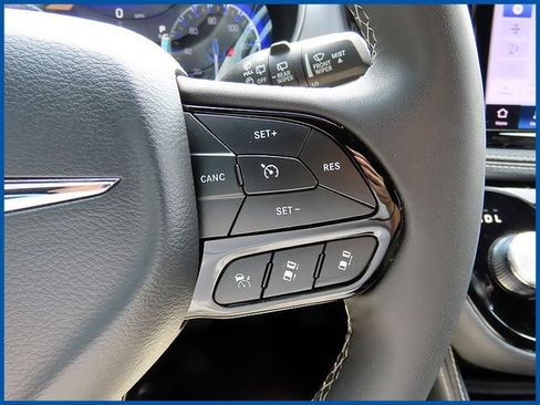 Used 2025 Chrysler Pacifica Limited FWD image 19