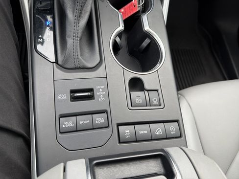Used 2021 Toyota Highlander XLE AWD/4WD image 39