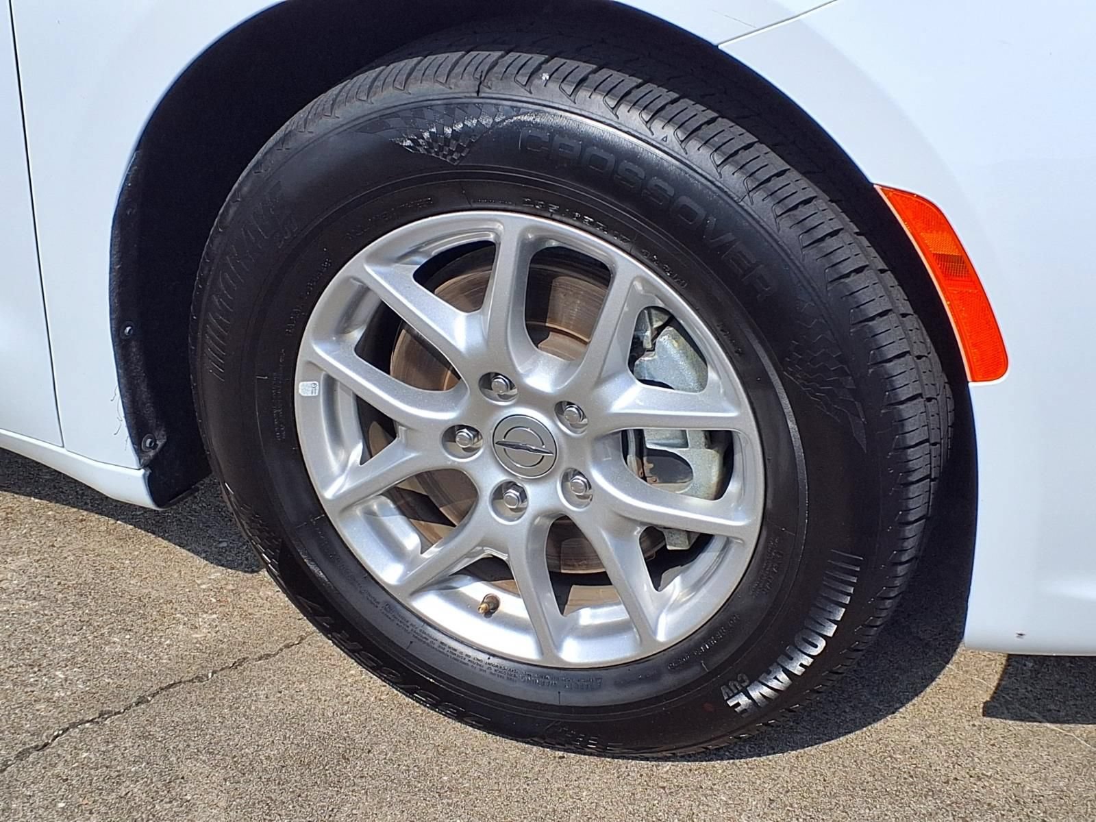 Used 2024 Chrysler Pacifica Touring-L FWD image 10