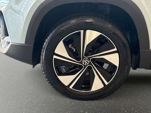 New 2025 Volkswagen Taos SE image 9