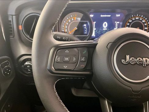 Used 2025 Jeep Gladiator Mojave image 17