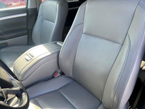 Used 2018 Toyota Highlander XLE AWD/4WD image 18