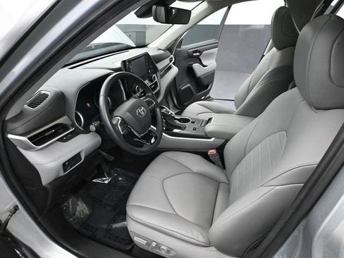 Used 2021 Toyota Highlander XLE image 21