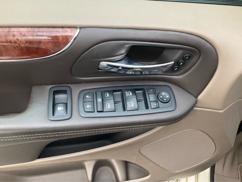 Used 2011 Chrysler Town & Country Limited FWD image 11