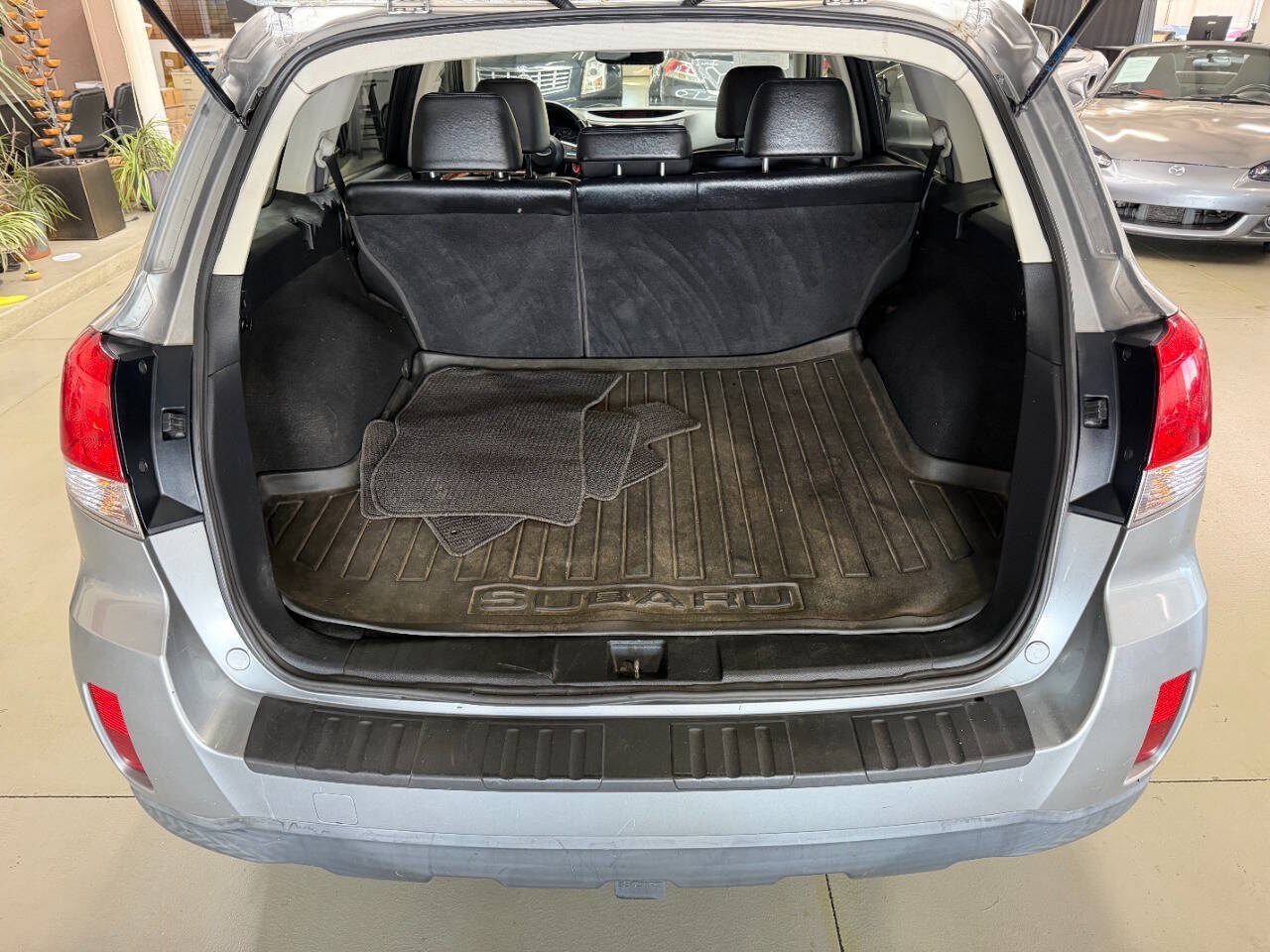 Used 2011 Subaru Outback 3.6R Limited AWD/4WD image 9