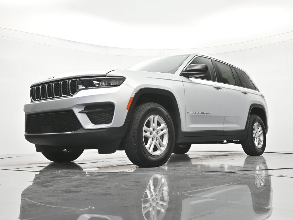 Used 2023 Jeep Grand Cherokee Laredo w/ Luxury Tech Group I AWD/4WD image 36
