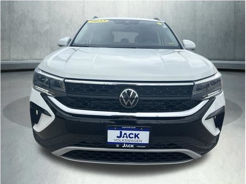 Used 2023 Volkswagen Taos SE w/ Panoramic Sunroof Package AWD/4WD image 11