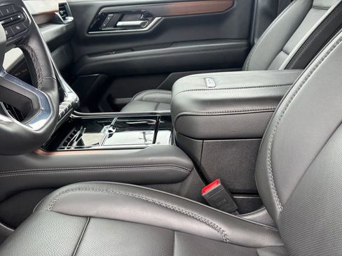 Used 2025 GMC Yukon XL Denali AWD/4WD image 11