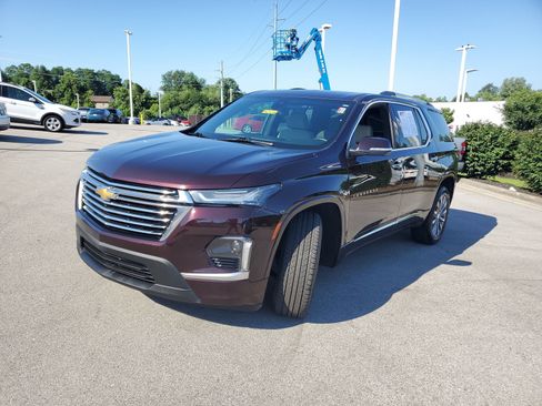Used 2022 Chevrolet Traverse Premier FWD image 2