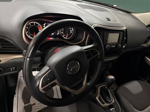 Used 2018 Jeep Cherokee Latitude w/ Altitude Package image 16