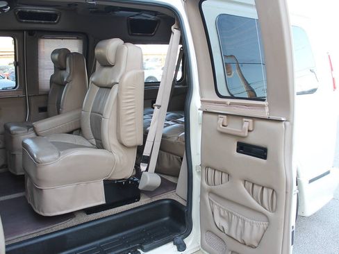 Used 2006 Chevrolet Express 1500 RWD image 25