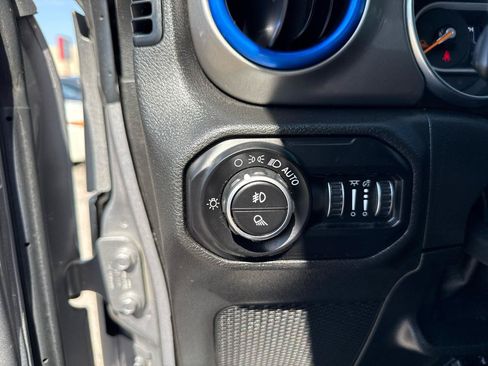 Used 2020 Jeep Gladiator Overland AWD/4WD image 26