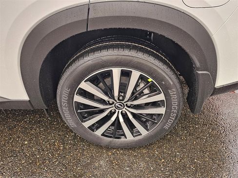 New 2025 Nissan Pathfinder Platinum image 9