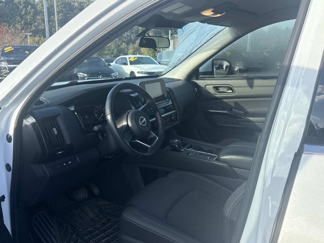 Used 2025 Nissan Pathfinder SV FWD image 4