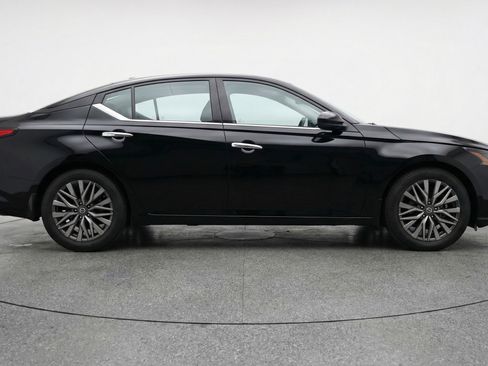 Used 2025 Nissan Altima 2.5 SV image 11