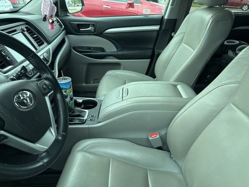 Used 2019 Toyota Highlander XLE AWD/4WD image 4