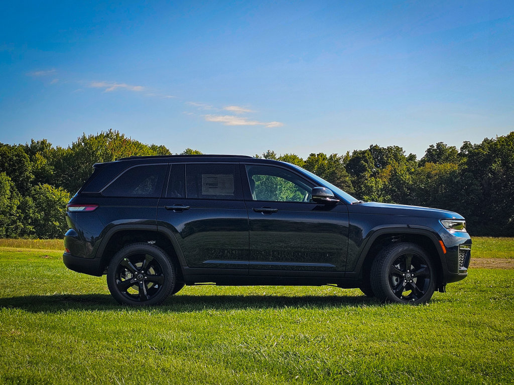 New 2027 Jeep Grand Cherokee Limited AWD/4WD image 2
